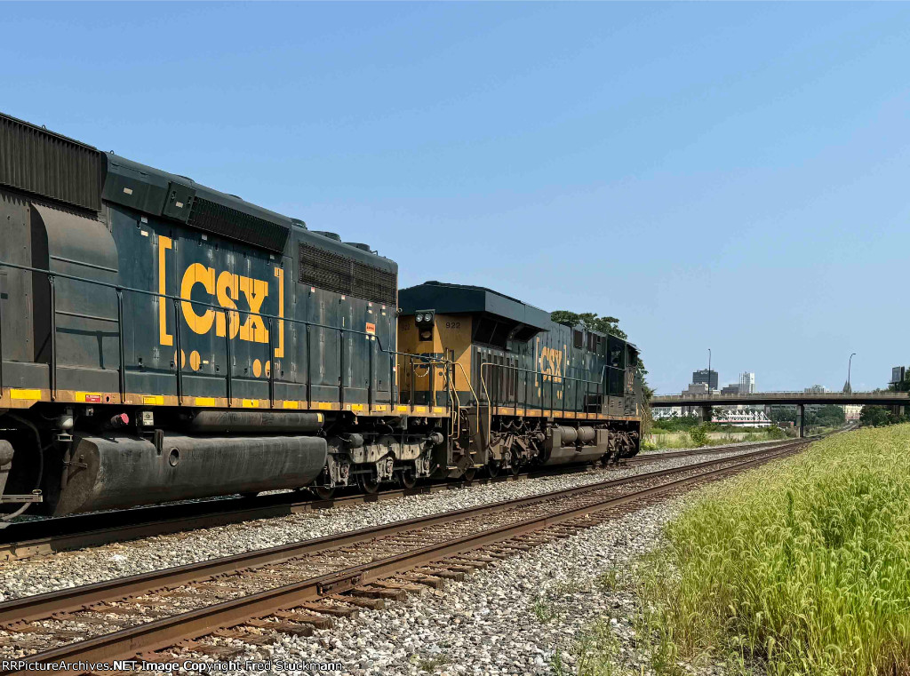 CSX 922 leads M226.